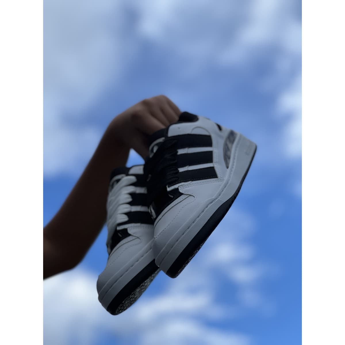 Lifestyle Court Baja 90s Blanco/Negro · Gris/Marino/Naranja · Negro/Gris — ángulo alternativo
